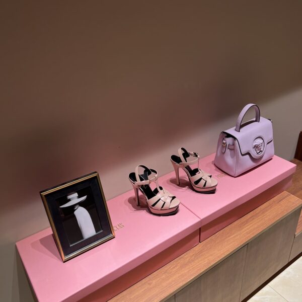 High Heel Platform Sandals ( بكعب عالٍ ومنصّة صنادل)