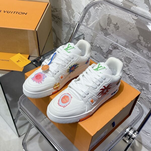LV Trainer Sneaker (حذاء “لوي ترينر سنيكرز)