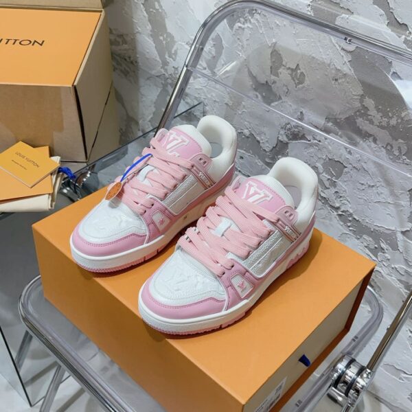 LV Trainer Sneaker (حذاء “لوي ترينر سنيكرز)