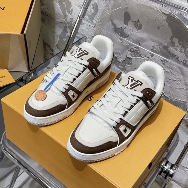 LV Trainer Sneaker (حذاء “لوي ترينر سنيكرز)