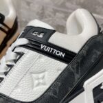 LV Trainer Sneaker (حذاء “لوي ترينر سنيكرز) - Image 5