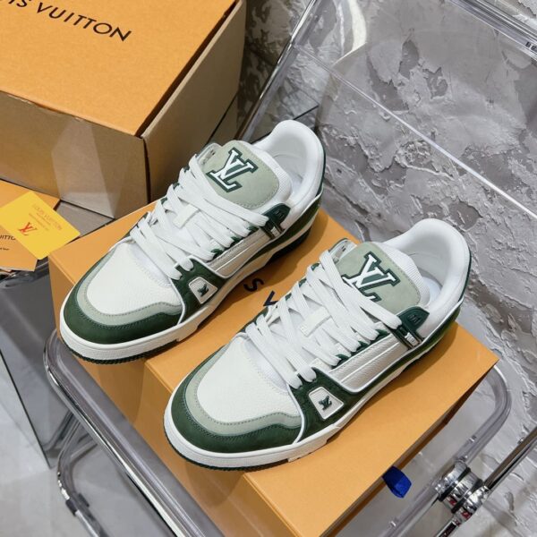 LV Trainer Sneaker (حذاء “لوي ترينر سنيكرز)