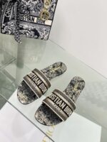 D Dway Heeled Slide (دي دواي بكعب صندل)