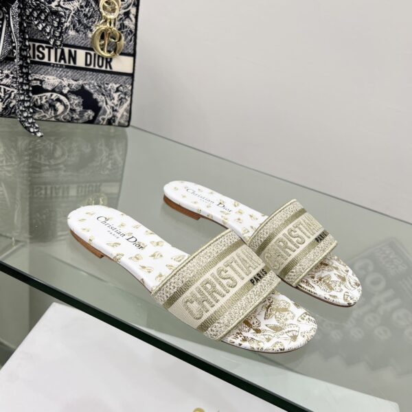 D Dway Heeled Slide (دي دواي بكعب صندل)
