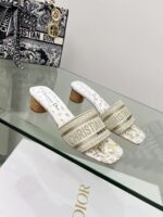 D Dway Heeled Slide (دي دواي بكعب صندل)