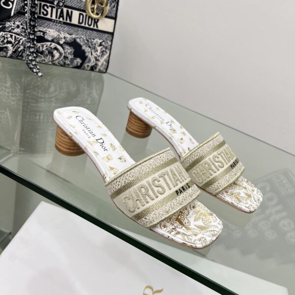 D Dway Heeled Slide (دي دواي بكعب صندل)