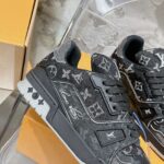 LV Trainer Sneaker (حذاء “لوي ترينر سنيكرز) - Image 4