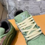 LV Trainer Sneaker (حذاء “لوي ترينر سنيكرز) - Image 4