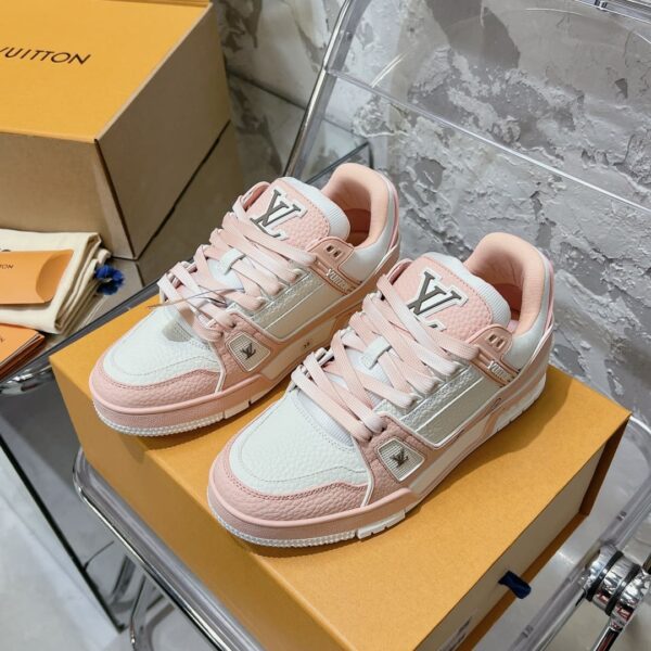 LV Trainer Sneaker (حذاء “لوي ترينر سنيكرز)