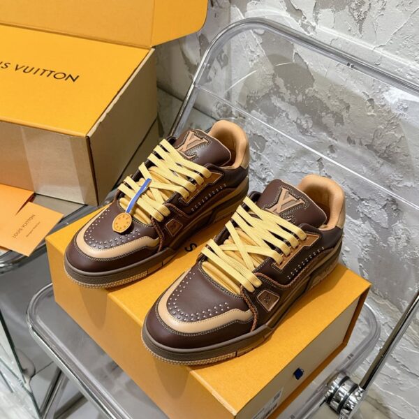 LV Trainer Sneaker (حذاء “لوي ترينر سنيكرز)