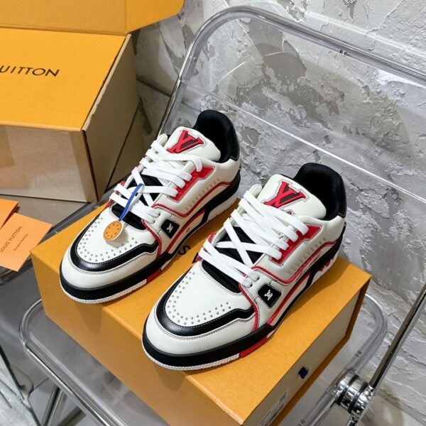 LV Trainer Sneaker (حذاء “لوي ترينر سنيكرز)