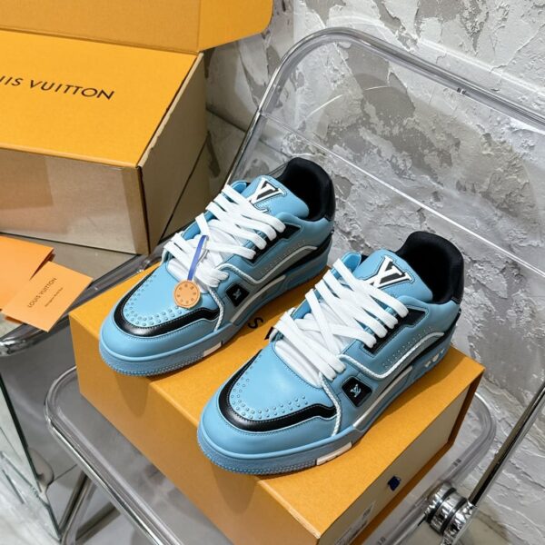 LV Trainer Sneaker (حذاء “لوي ترينر سنيكرز)