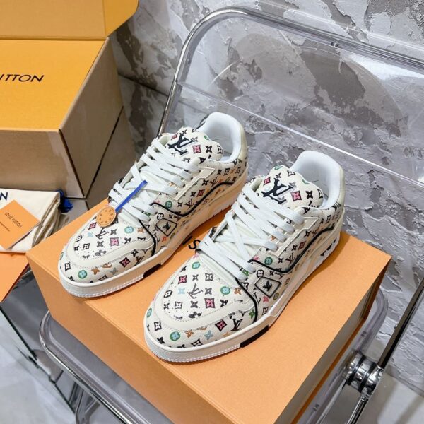 LV Trainer Sneaker (حذاء “لوي ترينر سنيكرز)