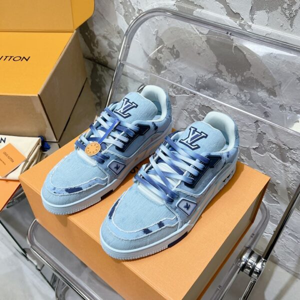 LV Trainer Sneaker (حذاء “لوي ترينر سنيكرز)