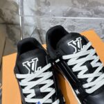 LV Trainer Sneaker (حذاء “لوي ترينر سنيكرز) - Image 3