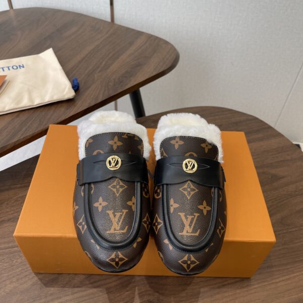 LV Wool Slip Mule (حذاء "لوي صوفي ميوول)