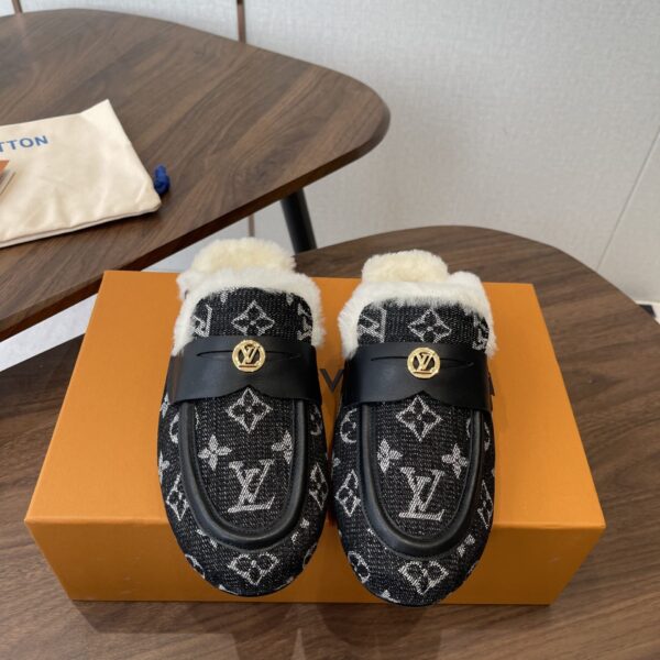 LV Wool Slip Mule (حذاء "لوي صوفي ميوول)