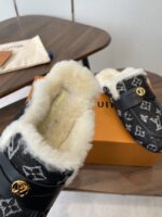 LV Wool Slip Mule (حذاء "لوي صوفي ميوول) - Image 6