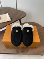 LV Wool Slip Mule (حذاء "لوي صوفي ميوول)