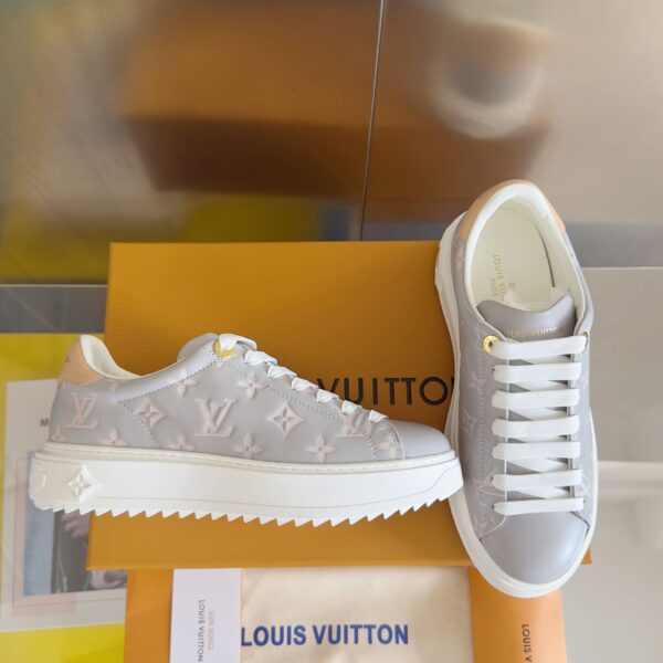 LV Takashi Sneaker ( حذاء لوي تاكاشي سنيكرز)