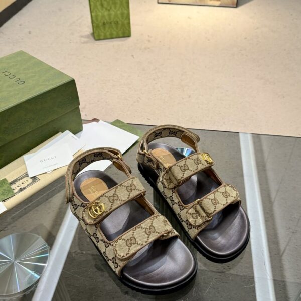 Flat Sandals (صندل المسطح)