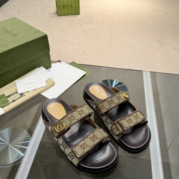 Flat Sandals (صندل المسطح)