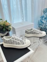 D Platform Sneakers (  دي حذاء سنيكرز بنعل سميك) - Image 5