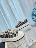 D Platform Sneakers (  دي حذاء سنيكرز بنعل سميك) - Image 2