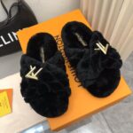 LV Fleece Slippers (حذاء لوي فليس سليبر )