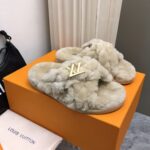 LV Fleece Slippers (حذاء لوي فليس سليبر )