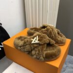 LV Fleece Slippers (حذاء لوي فليس سليبر )