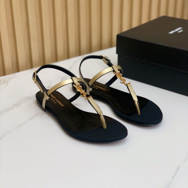 Flat Sandals ( مسطح صندل)