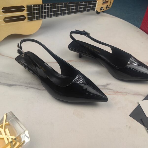 Embellished Pump (حذاء بامب مرصّع)