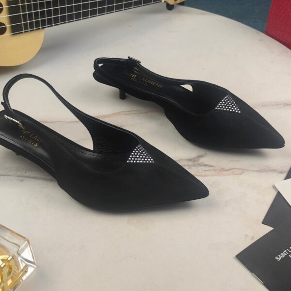 Embellished Pump (حذاء بامب مرصّع)