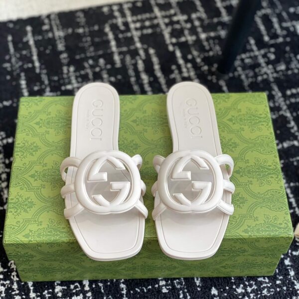 G flip-flops  ( ج شبشب بإصبع بتصمي )