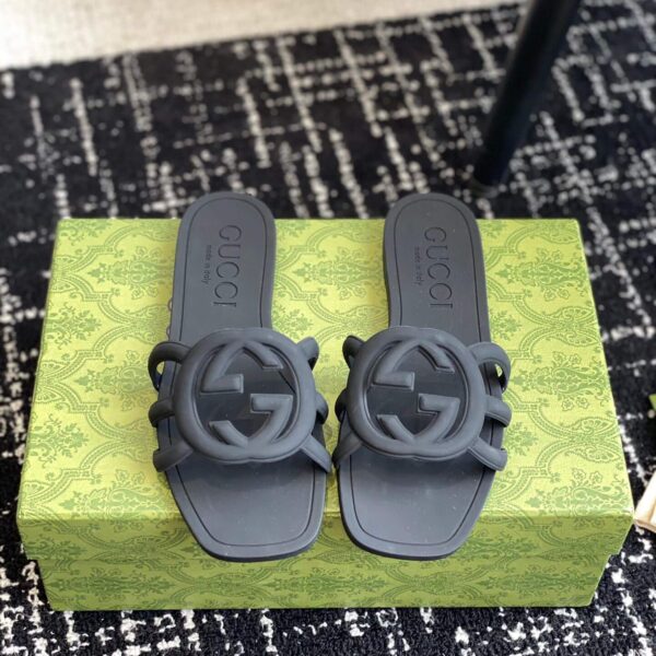 G flip-flops  ( ج شبشب بإصبع بتصمي )