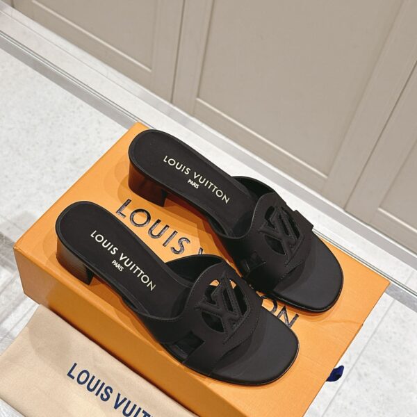 LV Flat Mule ( حذاء الوي فلات ميول )