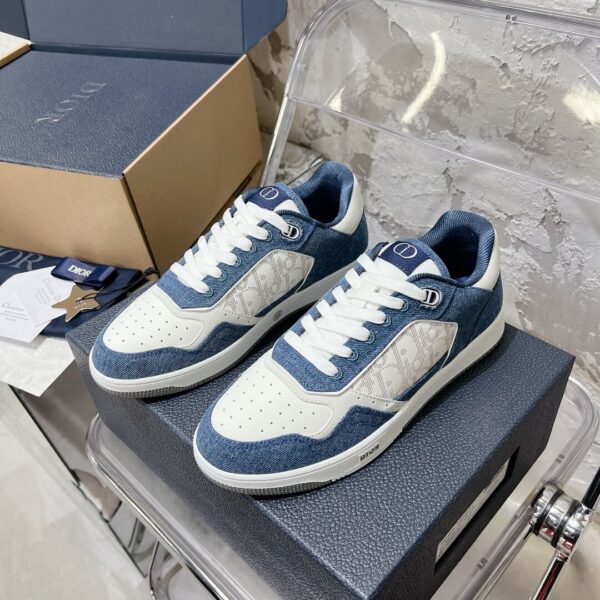 D Casual Sneakers ( دي حذاء كاجوال سنيكرز)