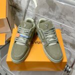 LV Trainer Sneaker (حذاء “لوي ترينر سنيكرز) - Image 3