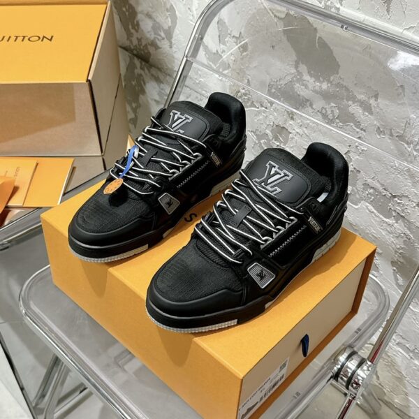 LV Trainer Sneaker (حذاء “لوي ترينر سنيكرز)