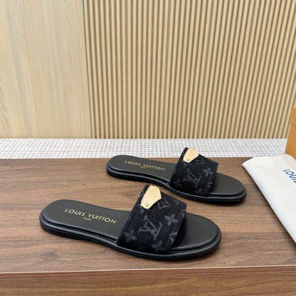 LV Isola Flat Mule  (حذاء لوي آيزولا فلات ميول)