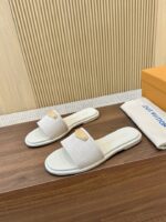 LV Isola Flat Mule  (حذاء لوي آيزولا فلات ميول) - Image 4