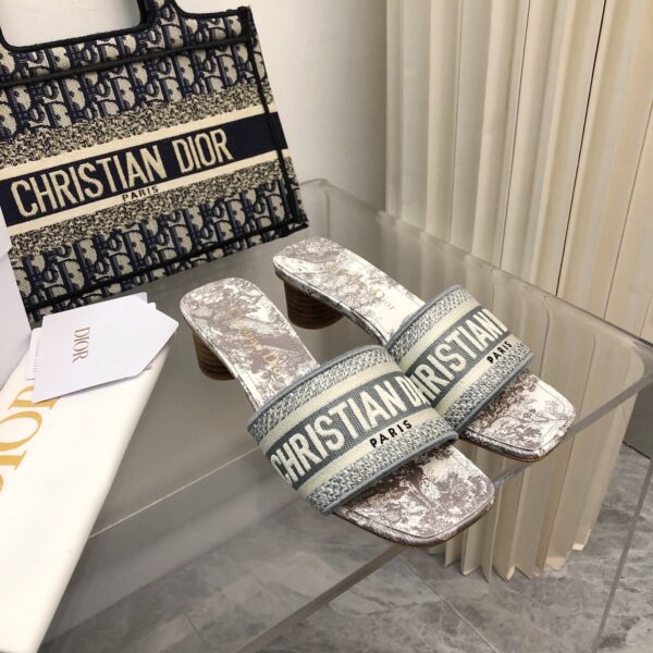 D Dway Heeled Slide (دي دواي بكعب صندل)