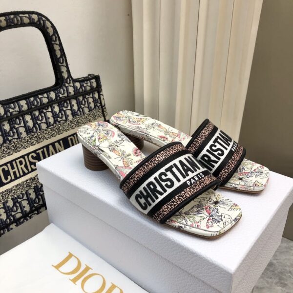 D Dway Heeled Slide (دي دواي بكعب صندل)