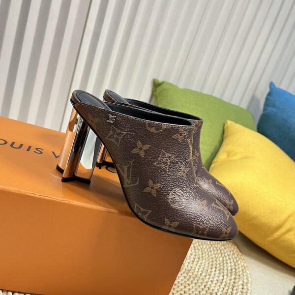 LV High-Heeled Sandals (لوي بكعب عالٍ مُرصّع صندل )