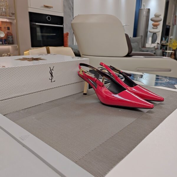 Curved High Heel (كعب عالٍ منحني)