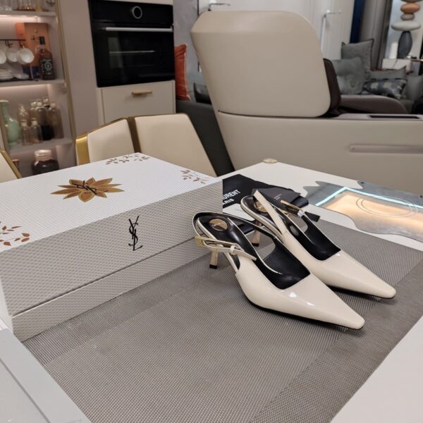 Curved High Heel (كعب عالٍ منحني)