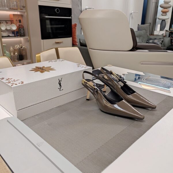 Curved High Heel (كعب عالٍ منحني)