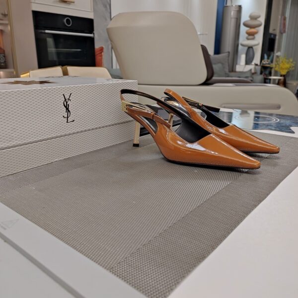 Curved High Heel (كعب عالٍ منحني)