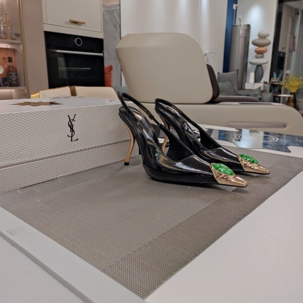 Curved High Heel (كعب عالٍ منحني)